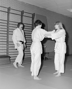 881457 Afbeelding van een cursus judo in de Sportschool Anton Geesink (Anton Geesinkstraat 13) te Utrecht.
